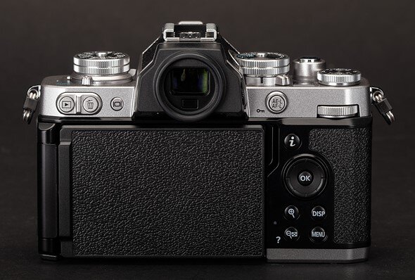 Die Z fc vereint klassisches Nikon-Kameradesign Back