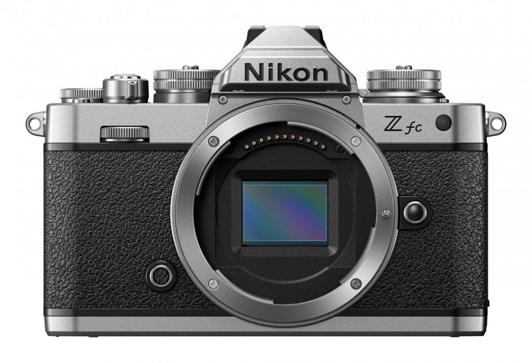 Die Z fc vereint klassisches Nikon-Kameradesign Frontansicht